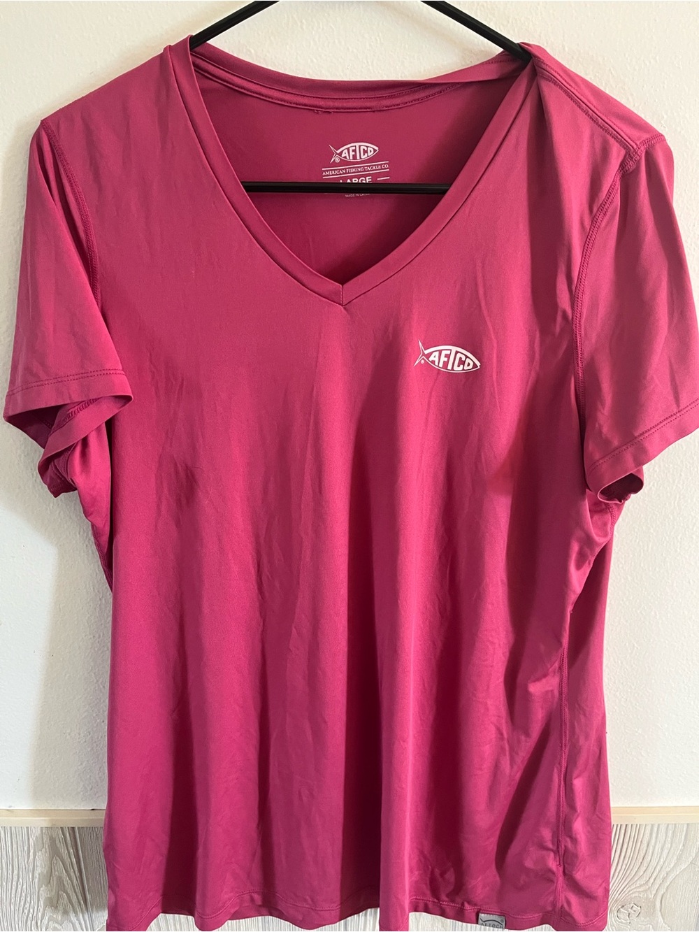 AFTCO Women’s V neck short sleeve tee Large